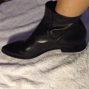 La Canadienne black leather bloggers fave booties